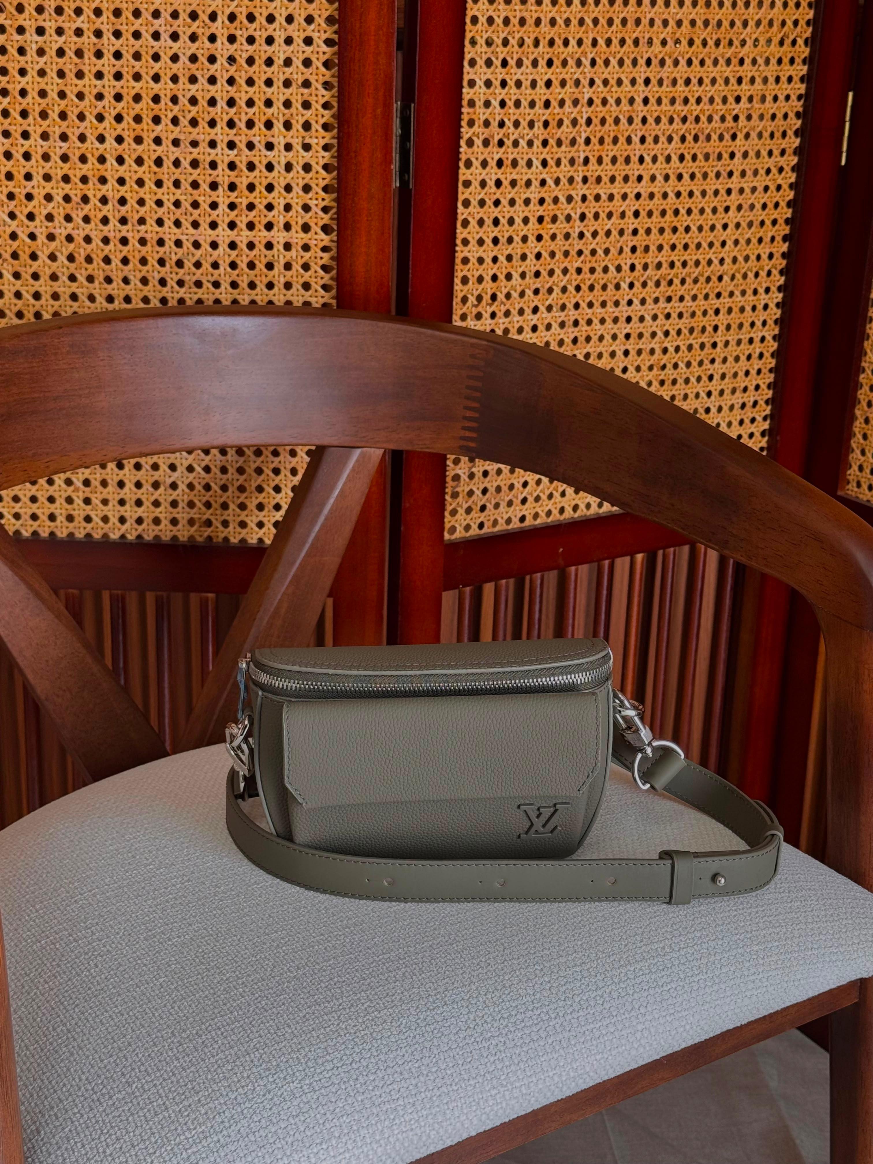 Lv men bags